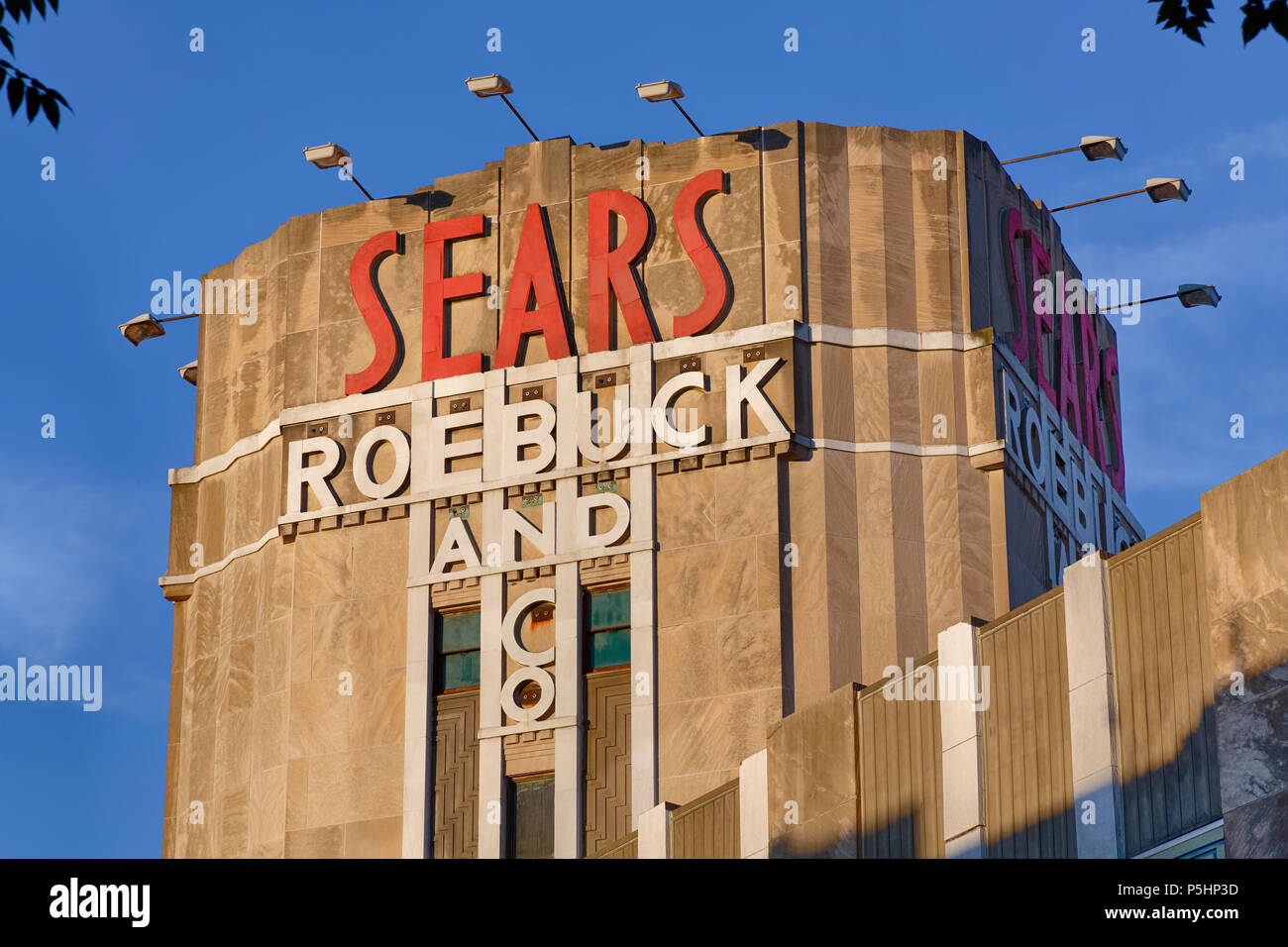 Un vecchio Sears Roebuck & Company Store segno su una facciata art deco Foto Stock