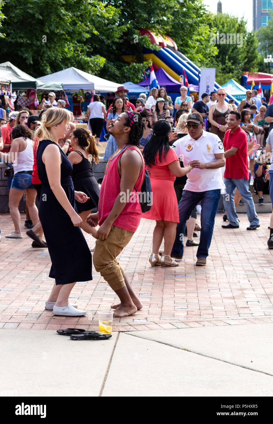 Coppie danza al Hola Asheville Festival, celebrare la cultura latino-americana, in Asheville, NC, Stati Uniti d'America Foto Stock