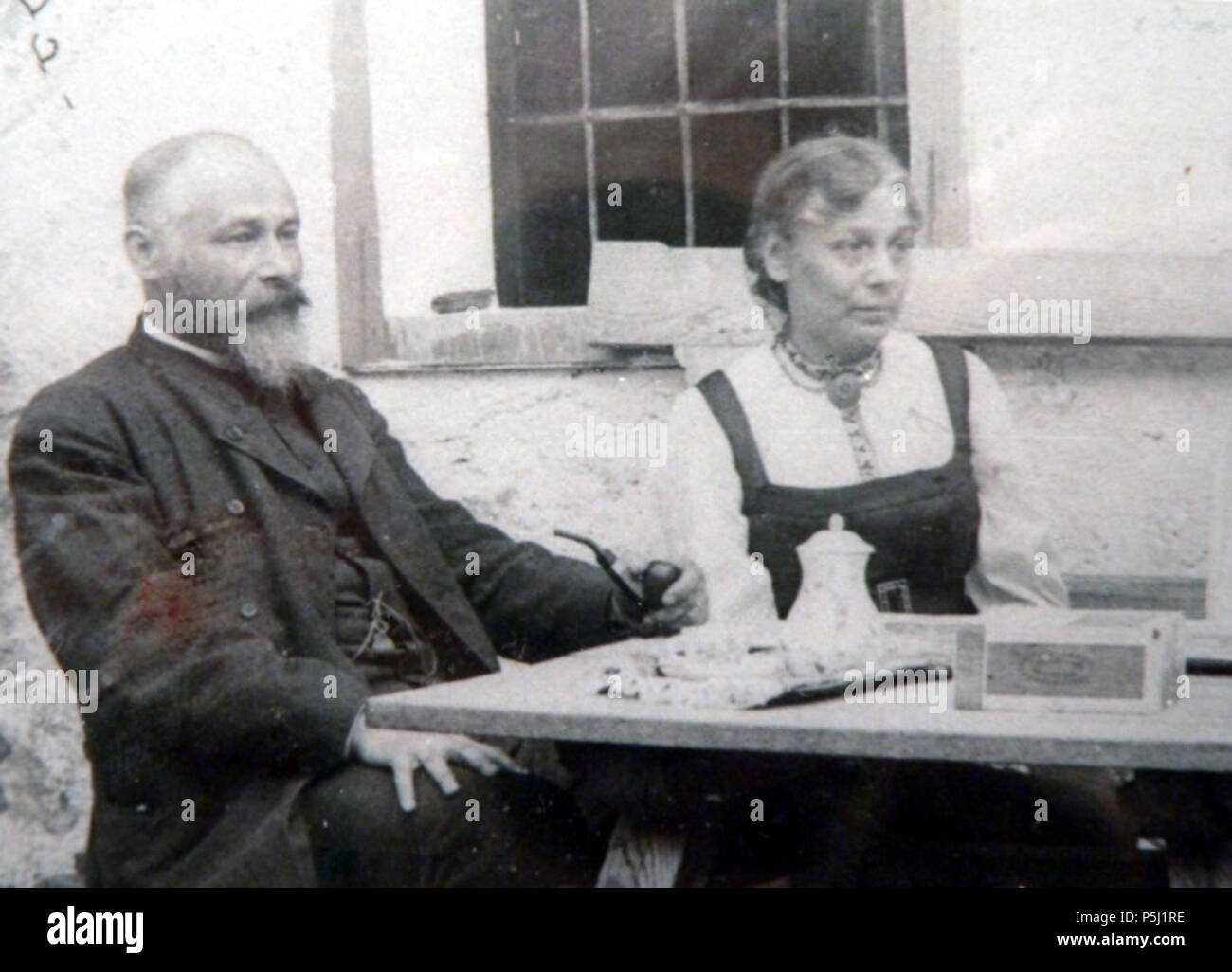 N/A. Deutsch: Adolf Exner und Schwester Marie von Frisch (Geb.Exner) Foto im Eigenbesitz, aufgenommen ca. 1893, älter als 100 Jahre, (Ausschnitt. Ursprünglich drei persona auf Foto, eigene Urgrossmutter (Gisa Conrad) abgeschnitten) Fotograf Urgrossonkel Erich Conrad. Starb in den zwanziger ha Jahren des 20. Jahrhunderts un Kinderlähmung. Mir ist niemand bekannt, der das Foto ansonsten besitzt. Darstellung: Adolf Exner und Marie Exner am Tisch sitzend, im Salzkammergut () Wien () . 1893. 62 sconosciuto Adolph-Marie-Exner-1 Foto Stock