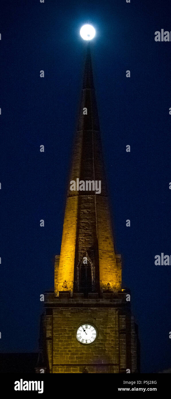 Uttoxeter, Staffordshire, Regno Unito. Il 26 giugno 2018. La luna piena sorge sopra St Mary's Church, Uttoxeter, la notte del 26 giugno 2018. Credito: Richard Holmes/Alamy Live News Foto Stock