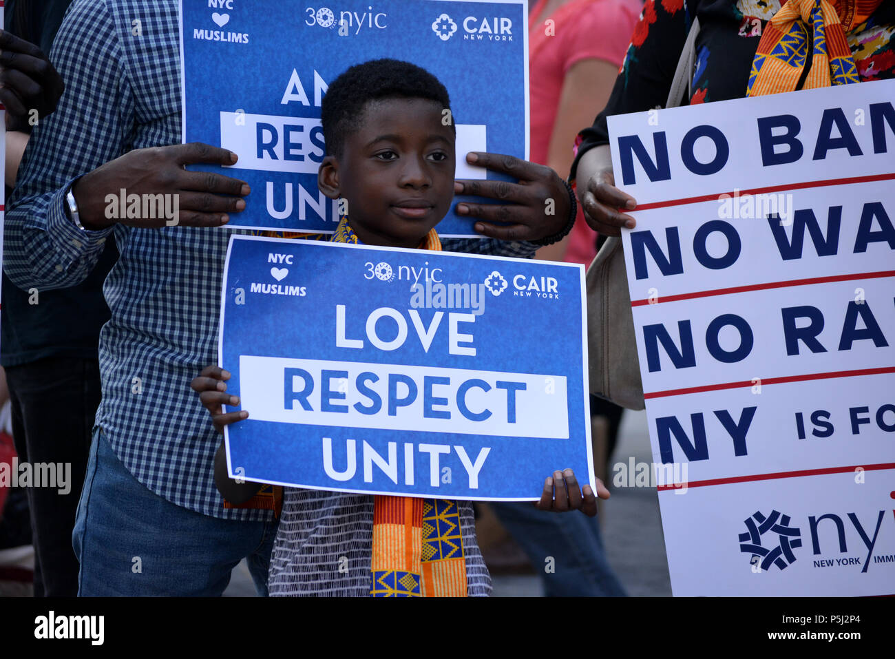 New York, Stati Uniti d'America. Il 26 giugno, 2018. Persone che protestano la decisione della Corte suprema votare per la difesa Donald Trump musulmana del divieto di viaggio a Manhattan. Credito: Christopher Penler/Alamy Live News Foto Stock