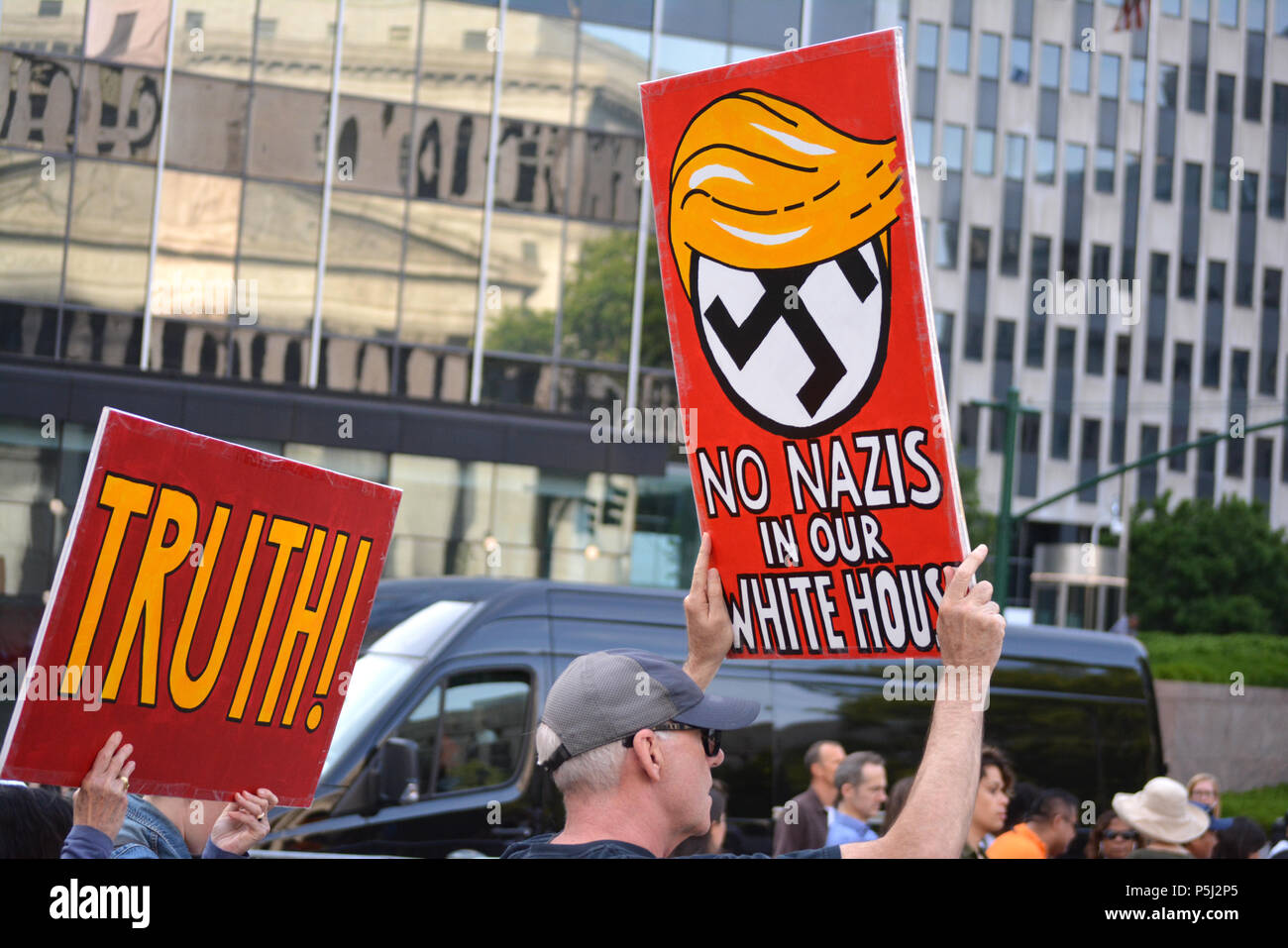 New York, Stati Uniti d'America. Il 26 giugno, 2018. Persone che protestano la Corte Suprema del voto di difendere il musulmano divieto di viaggio a New York City. Credito: Christopher Penler/Alamy Live News Foto Stock