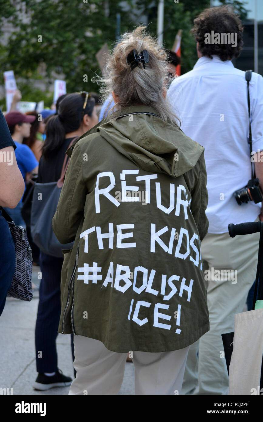 New York, Stati Uniti d'America. Il 26 giugno, 2018. Le donne a una protesta contro la decisione della Corte suprema votare per sostenere il Presidente Trump musulmana del divieto di viaggio a Manhattan. Credito: Christopher Penler/Alamy Live News Foto Stock