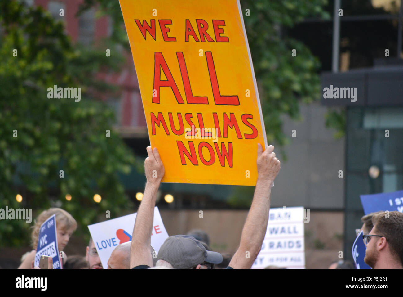 New York, Stati Uniti d'America. Il 26 giugno, 2018. Rally contro la decisione della Corte suprema decisione di sostenere Doanld Trump musulmana del divieto di viaggio a Manhattan. Credito: Christopher Penler/Alamy Live News Foto Stock