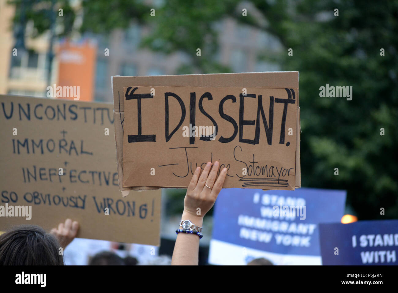 New York, Stati Uniti d'America. Il 26 giugno, 2018. Persone che protestano la decisione della Corte suprema votare per la difesa Donald Trump musulmana del divieto di viaggio a Manhattan. Credito: Christopher Penler/Alamy Live News Foto Stock