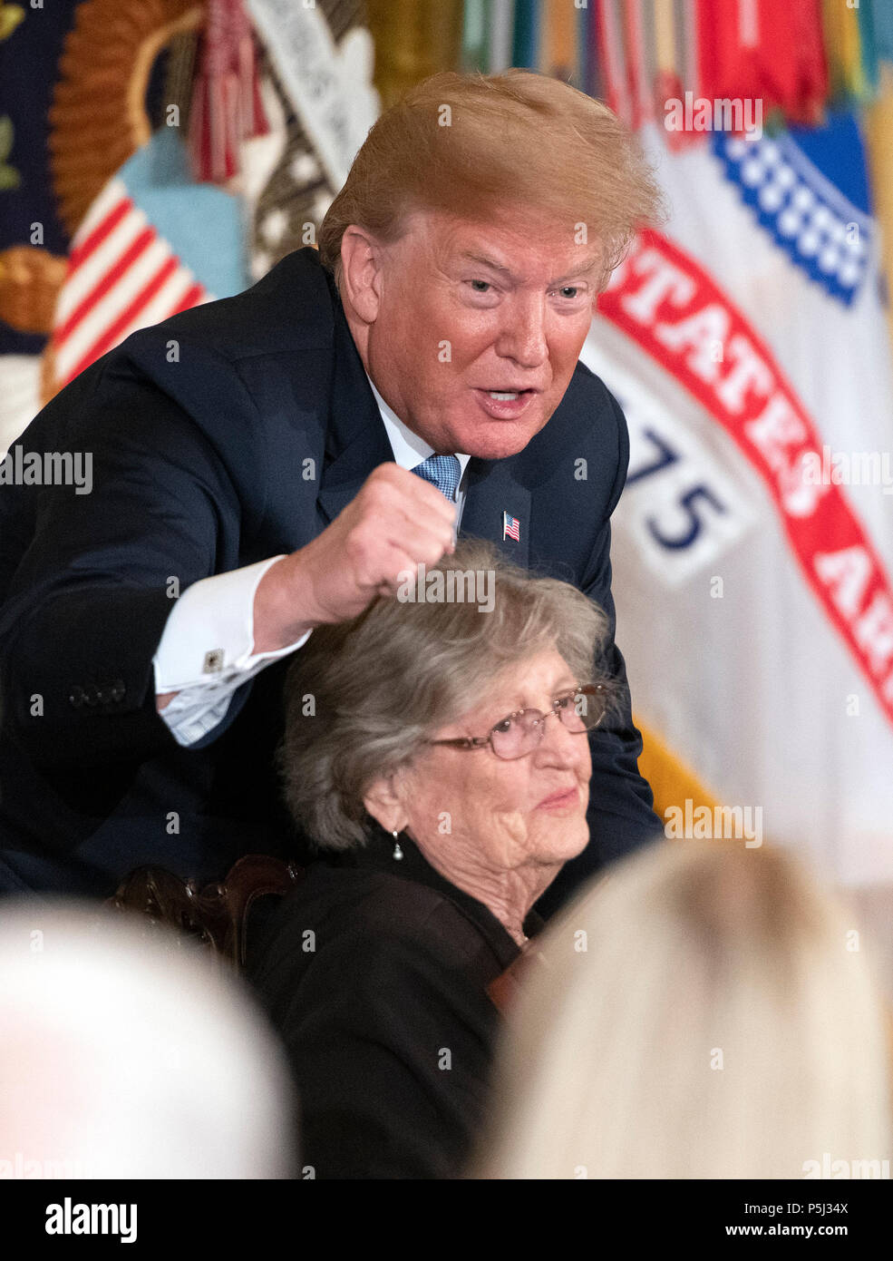 Il Presidente degli Stati Uniti, Trump e Pauline Conner, vedova di allora-Primo Tenente Garlin M. Conner, U.S. Esercito come egli ospita una cerimonia al premio postumo la medaglia al defunto marito per cospicua galanteria durante la II Guerra Mondiale nella Sala Est della Casa Bianca di Washington, DC martedì, 26 giugno 2018. Conner è stato premiato per le sue azioni su gennaio 24,1945, mentre serve come un funzionario di intelligence con sede e Sede azienda, 3d Battaglione, 7° Reggimento di Fanteria, 3d Divisione di fanteria. Credito: Ron Sachs/CNP /MediaPunch Foto Stock