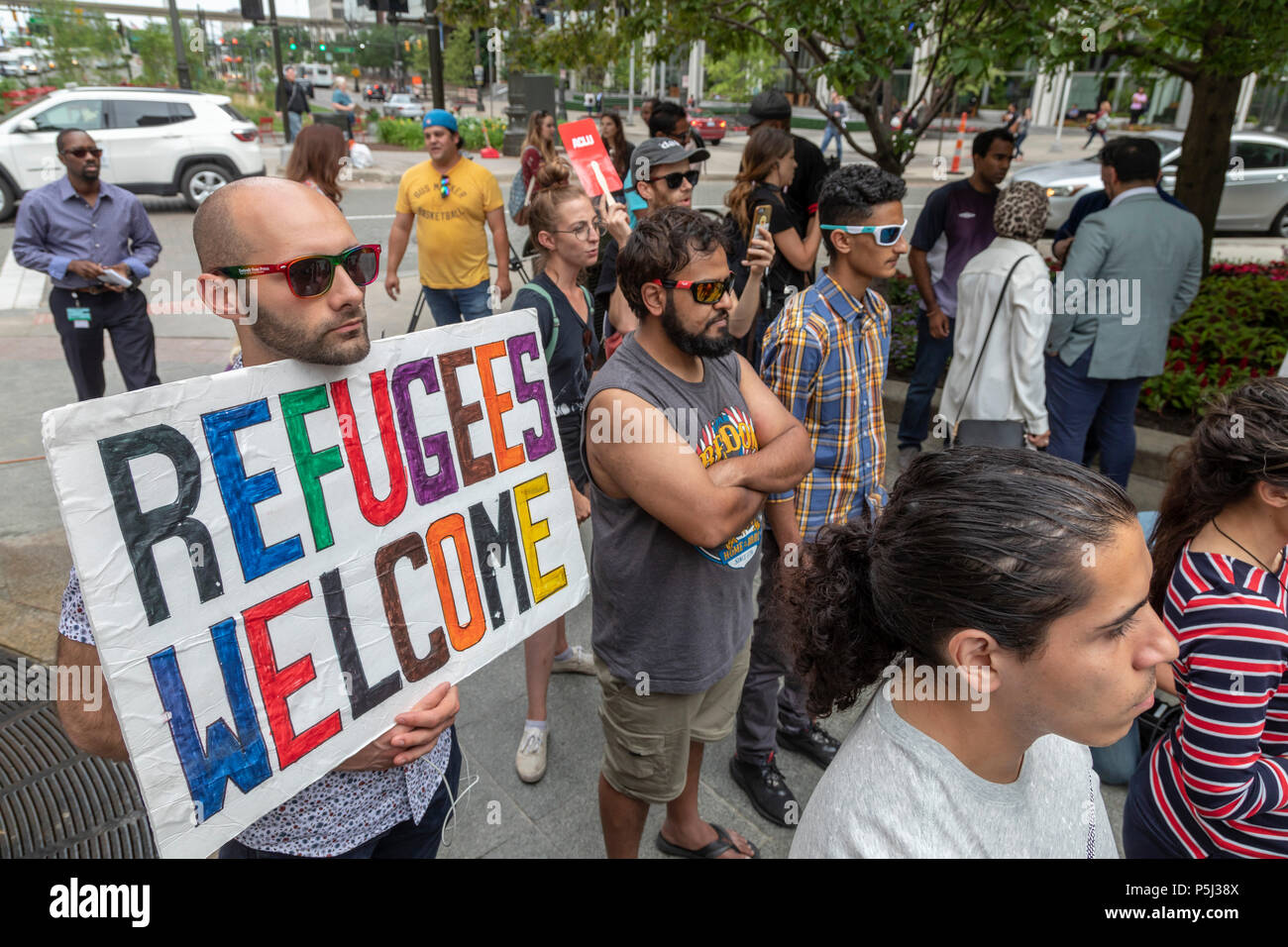 Detroit, Michigan STATI UNITI D'America - 26 Giugno 2018 - Le persone si radunano nel Campo Marzio Park per protestare contro la decisione della Corte suprema decisione sostenendo Presidente Trump musulmana del divieto di viaggio. Credito: Jim West/Alamy Live News Foto Stock