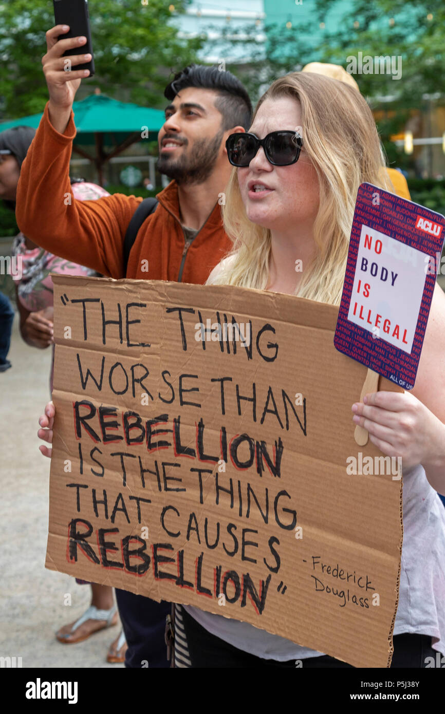 Detroit, Michigan STATI UNITI D'America - 26 Giugno 2018 - Le persone si radunano nel Campo Marzio Park per protestare contro la decisione della Corte suprema decisione sostenendo Presidente Trump musulmana del divieto di viaggio. Credito: Jim West/Alamy Live News Foto Stock