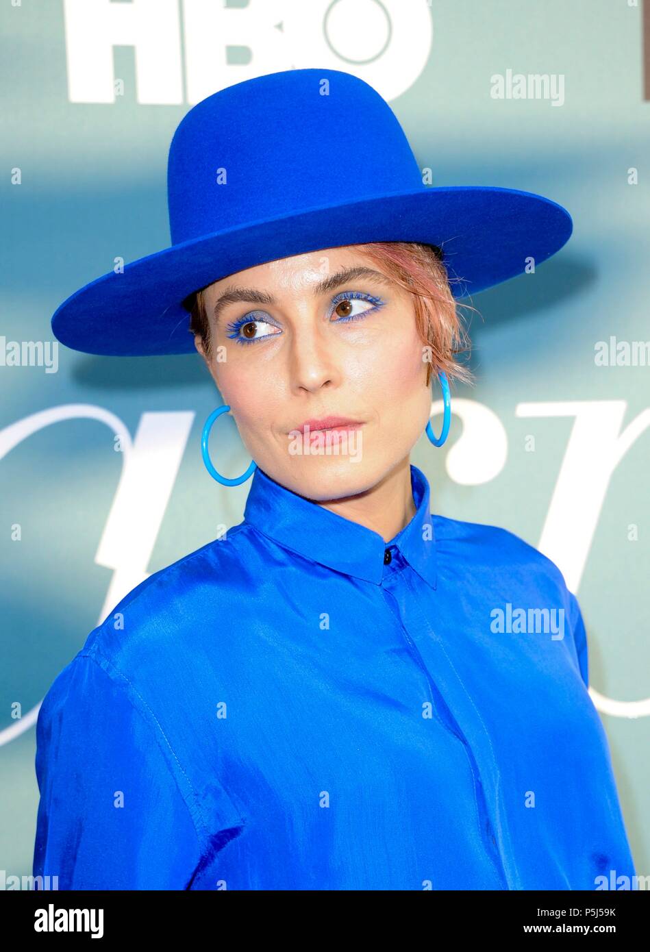 Noomi Rapace presso gli arrivi per gli oggetti appuntiti Premiere su HBO, Glossari Affini Dome, Los Angeles, CA il 26 giugno 2018. Foto di: Elizabeth Goodenough/Everett Collection Foto Stock