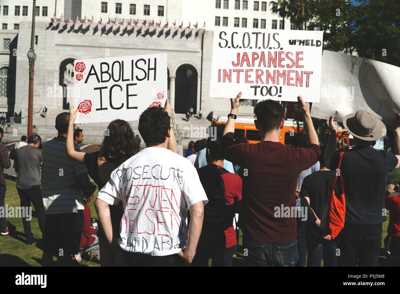 23 giugno 2018, il movimento Occupy ICE di Los Angeles ha visto i manifestanti riunirsi fuori dal Metropolitan Detention Center per opporsi alla politica di separazione familiare dell'amministrazione Trump. La protesta si è rapidamente evoluta in un campo che ha bloccato l'ingresso principale dell'autobus, attirando l'attenzione sul trattamento disumano delle famiglie immigrate. Questa manifestazione faceva parte di una più ampia serie di proteste a livello nazionale volte a interrompere le operazioni ICE e a sostenere la riunificazione di famiglie separate. Foto Stock