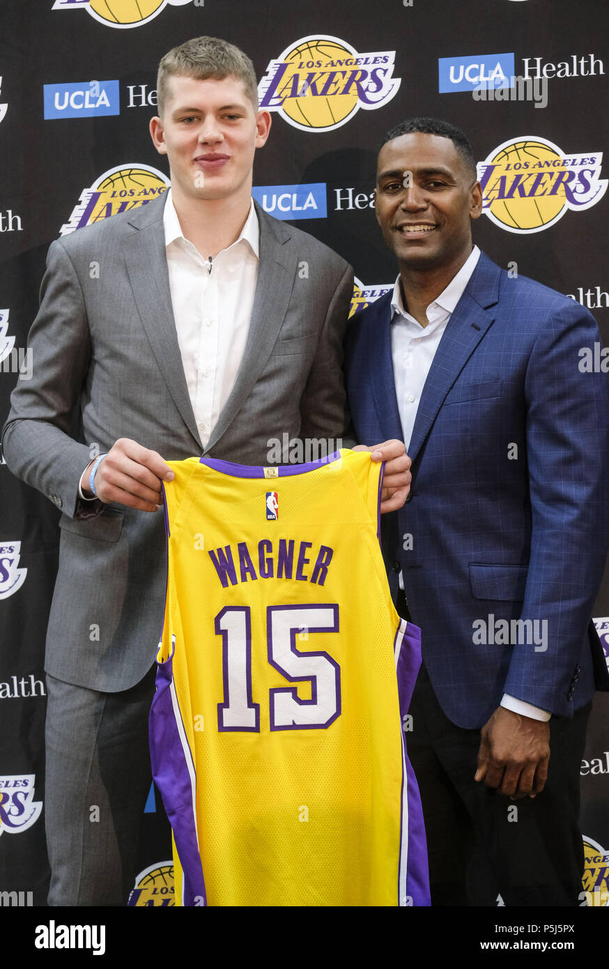 Los Angeles, California, USA. Il 26 giugno, 2018. Los Angeles Lakers rookie Moritz Wagner tenendo la sua new jersey, pone con la sua agenzia a una introduzione conferenza stampa a Los Angeles, Martedì, 26 giugno 2018. I Lakers introdurre due nuovi progetti di giocatori, Moritz Wagner, originariamente dalla Germania, il venticinquesimo pick nel 2018 draft NBA e guard Sviatoslav Mykhailiuk, originariamente dall'Ucraina. Credito: Ringo Chiu/ZUMA filo/Alamy Live News Foto Stock