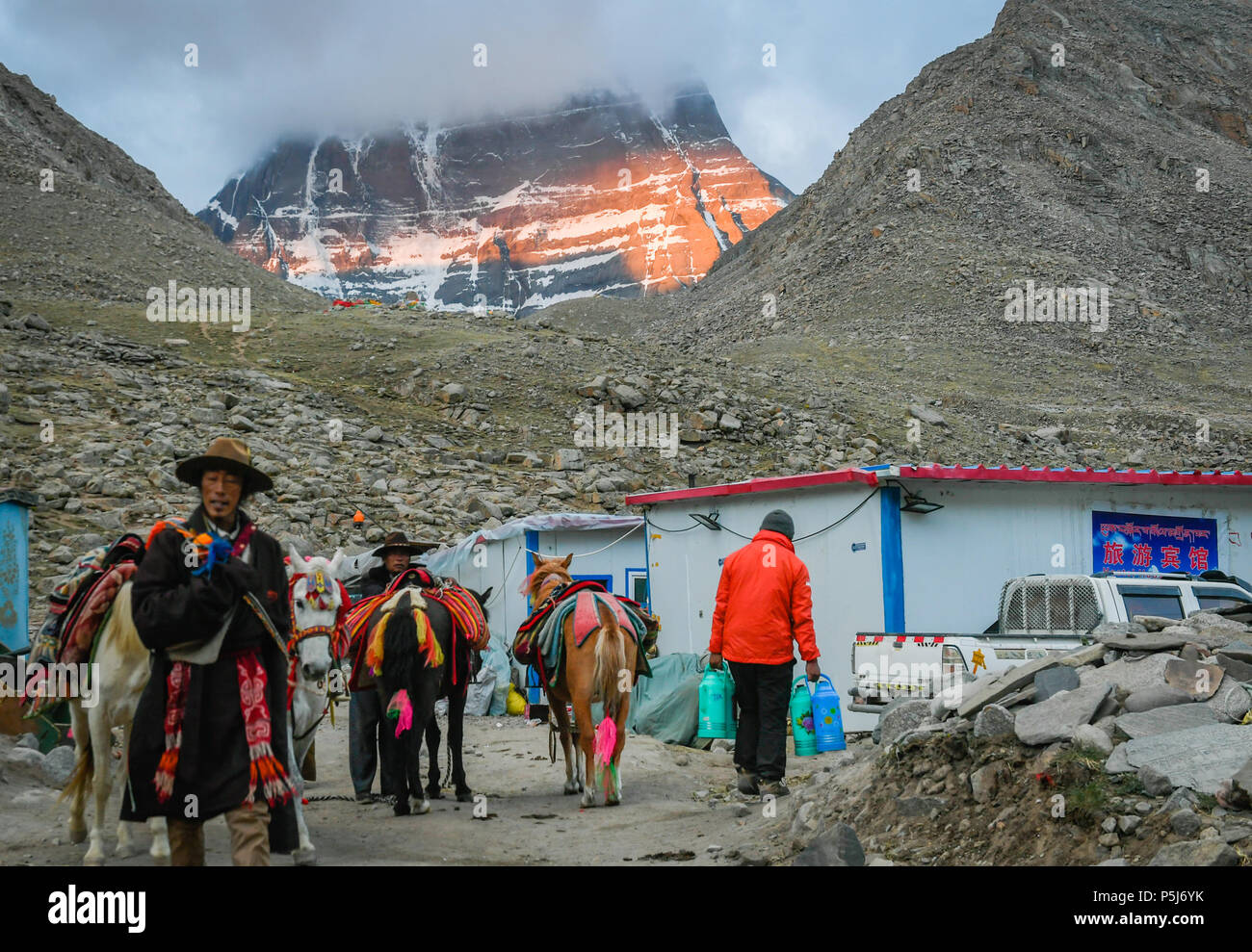 (180627) -- NGARI, 27 giugno 2018 (Xinhua) -- la gente a piedi sul piede del monte Kangrinboqe nella contea di Burang della prefettura di Ngari, a sud-ovest della Cina di regione autonoma del Tibet, Giugno 25, 2018. (Xinhua/Liu Dongjun) (Ry) Foto Stock