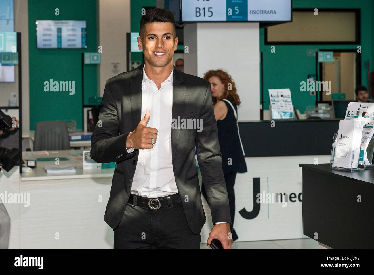 Torino Piemonte, Italia. Il 27 giugno, 2018. Torino, Italy-June 17, 2018: calciatore portoghese Joao Cancelo arriva per visite mediche in J Medical a Torino Credito: Stefano Guidi/ZUMA filo/Alamy Live News Foto Stock