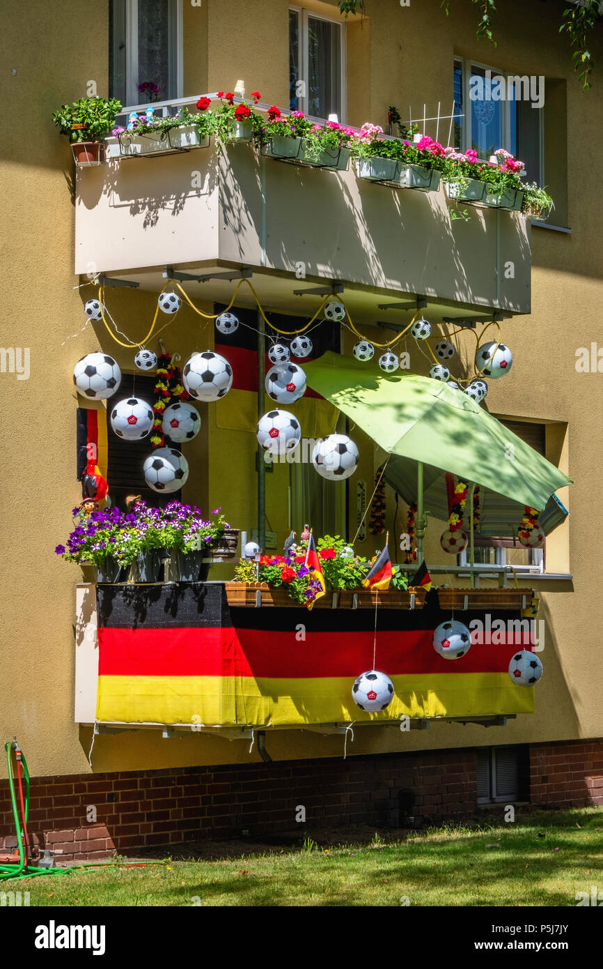Berlino, Germania. 26 GIU, 2018. Appartamento balcone del tedesco tifoso decorate con palloni da calcio e bandiere. Le persone e le aziende tedesche di supporto squadra di calcio durante la Coppa del Mondo FIFA 2018. Credito: Eden Breitz/Alamy Live news Foto Stock
