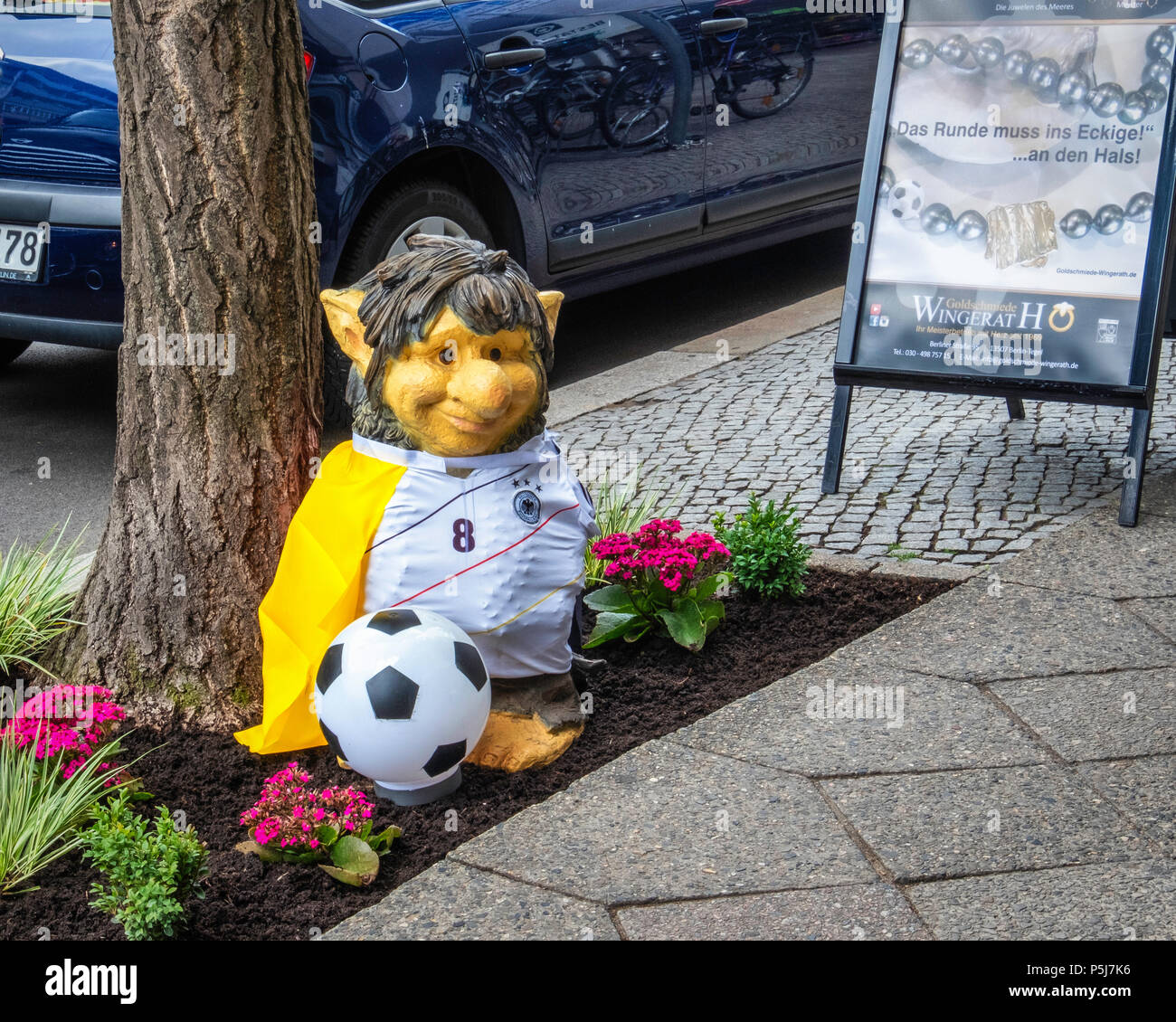 Berlino, Germania. 26 GIU, 2018. Il Mascot con calcio sul marciapiede. Le persone e le aziende tedesche di supporto squadra di calcio durante la Coppa del Mondo FIFA 2018. Credito: Eden Breitz/Alamy Live news Foto Stock