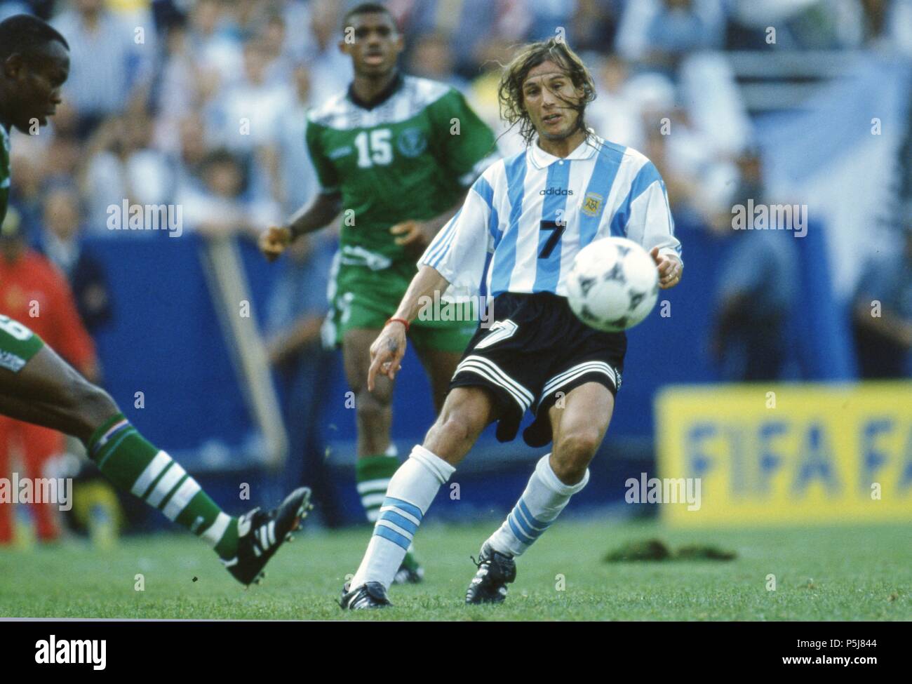 Firo Calcio, 25.06.1994 World Cup 1994 Argentina - Nigeria 2: 1 Claudio Caniggia duelli | Utilizzo di tutto il mondo Foto Stock