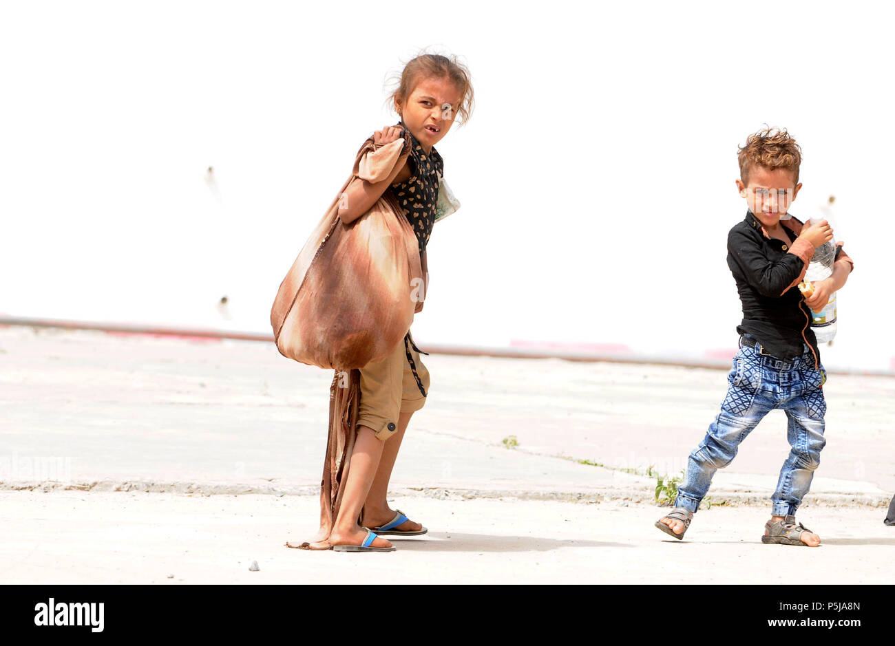 (180627) -- SANAA, 27 giugno 2018 (Xinhua) -- yemenita bambini sfollati a portare i loro bagagli presso un centro di spostamento dopo fuggirono Hodeiha. a causa di conflitti in Sanaa, Yemen, il 27 giugno 2018. Gli scontri armati tra il governo yemenita forze e l'Iran-backed sciita gruppo Houthi hanno costretto migliaia di persone a fuggire dalle loro case nel porto strategico città di Hodeiha. in mezzo la mancanza di necessità di base inclusi cibo, abbigliamento e l'acqua. (Xinhua/Mohammed Mohammed) (zjl) Foto Stock