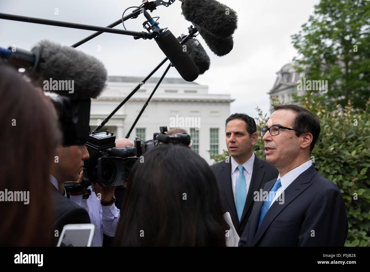 Washington, Stati Uniti d'America. Il 27 giugno, 2018. Stati Uniti Segretario del Tesoro Steven Mnuchin parla ai giornalisti sulla Casa Bianca vialetto di Washington il 27 giugno 2018. Credito: Alex Edelman/CNP | Utilizzo di credito in tutto il mondo: dpa/Alamy Live News Foto Stock