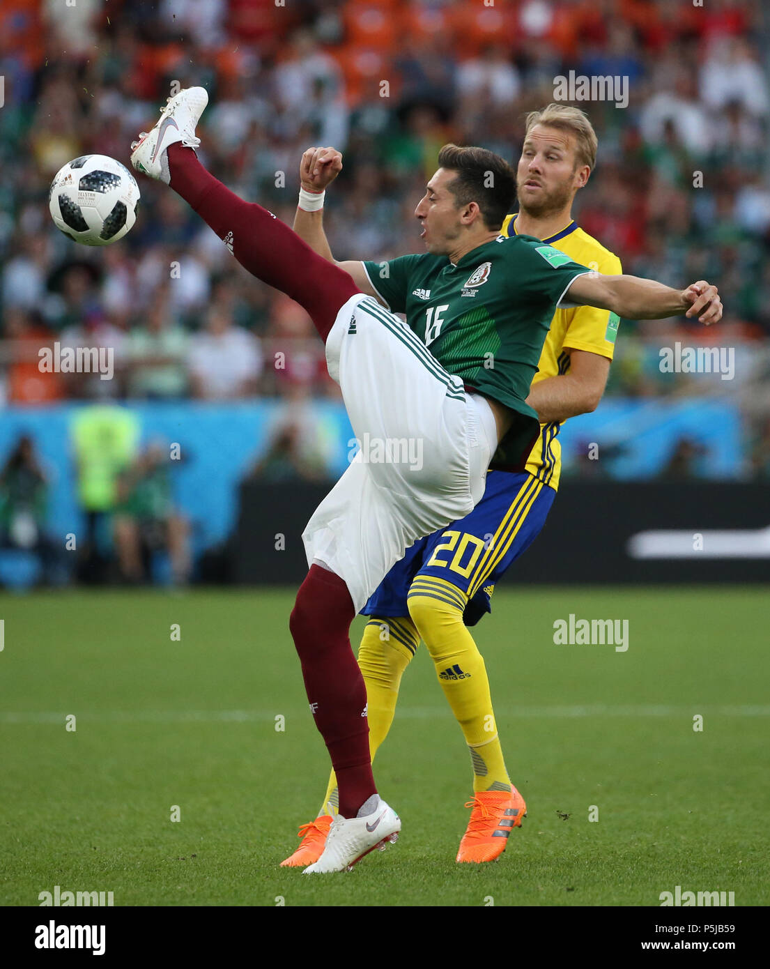 Ekaterinburg, Russia. Il 27 giugno, 2018. Hector Herrera (anteriore) del Messico compete durante il 2018 Coppa del Mondo FIFA Group F match tra il Messico e la Svezia a Ekaterinburg, Russia, 27 giugno 2018. Credito: Li Ming/Xinhua/Alamy Live News Foto Stock