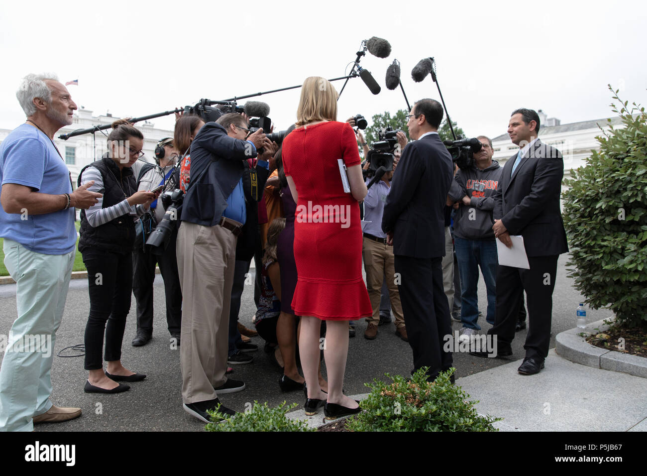 Washington, Stati Uniti d'America. Il 27 giugno, 2018. Stati Uniti Segretario del Tesoro Steven Mnuchin parla ai giornalisti sulla Casa Bianca vialetto di Washington il 27 giugno 2018. Credito: Alex Edelman/CNP | Utilizzo di credito in tutto il mondo: dpa/Alamy Live News Foto Stock