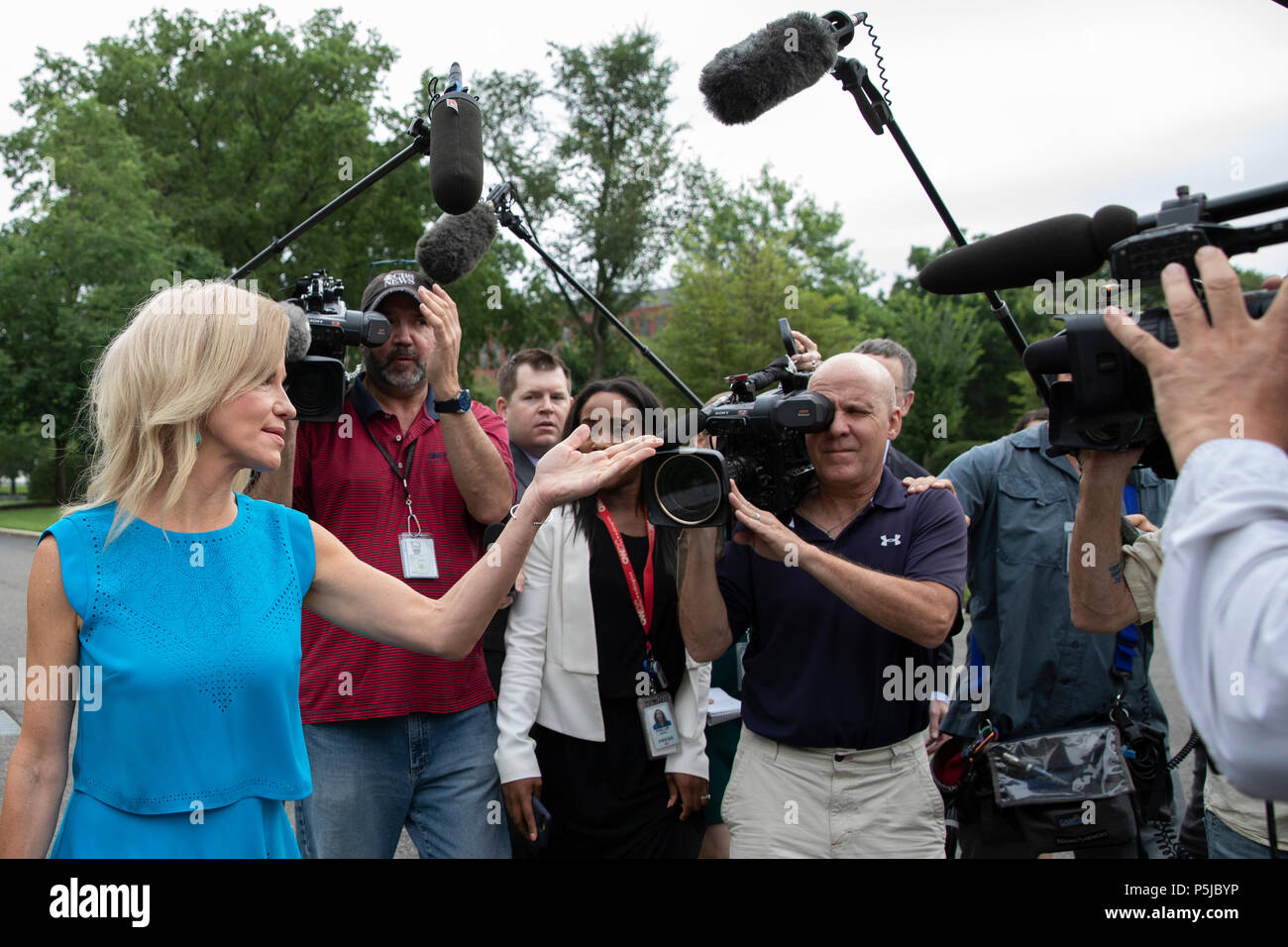 Consigliere presidente Donald Trump Kellyanne Conway passeggiate sulla Casa Bianca carraio come parla con i giornalisti dopo dando in TV intervista a Washington il 27 giugno 2018. Credito: Alex Edelman/CNP /MediaPunch Foto Stock