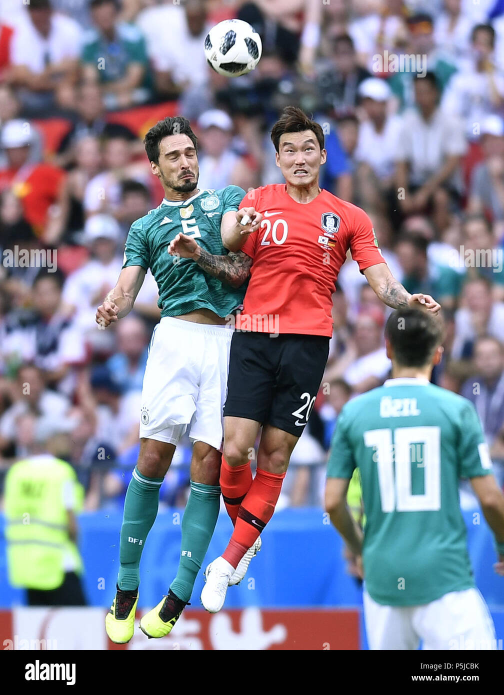 (180627) -- KAZAN, 27 giugno 2018 (Xinhua) -- Mats Hummels (L) di Germania compete per una testata con Jang Hyunsoo della Corea del Sud durante il 2018 Coppa del Mondo FIFA Group F match tra la Germania e la Corea del Sud a Kazan, Russia, 27 giugno 2018. (Xinhua/Chen Yichen) Foto Stock