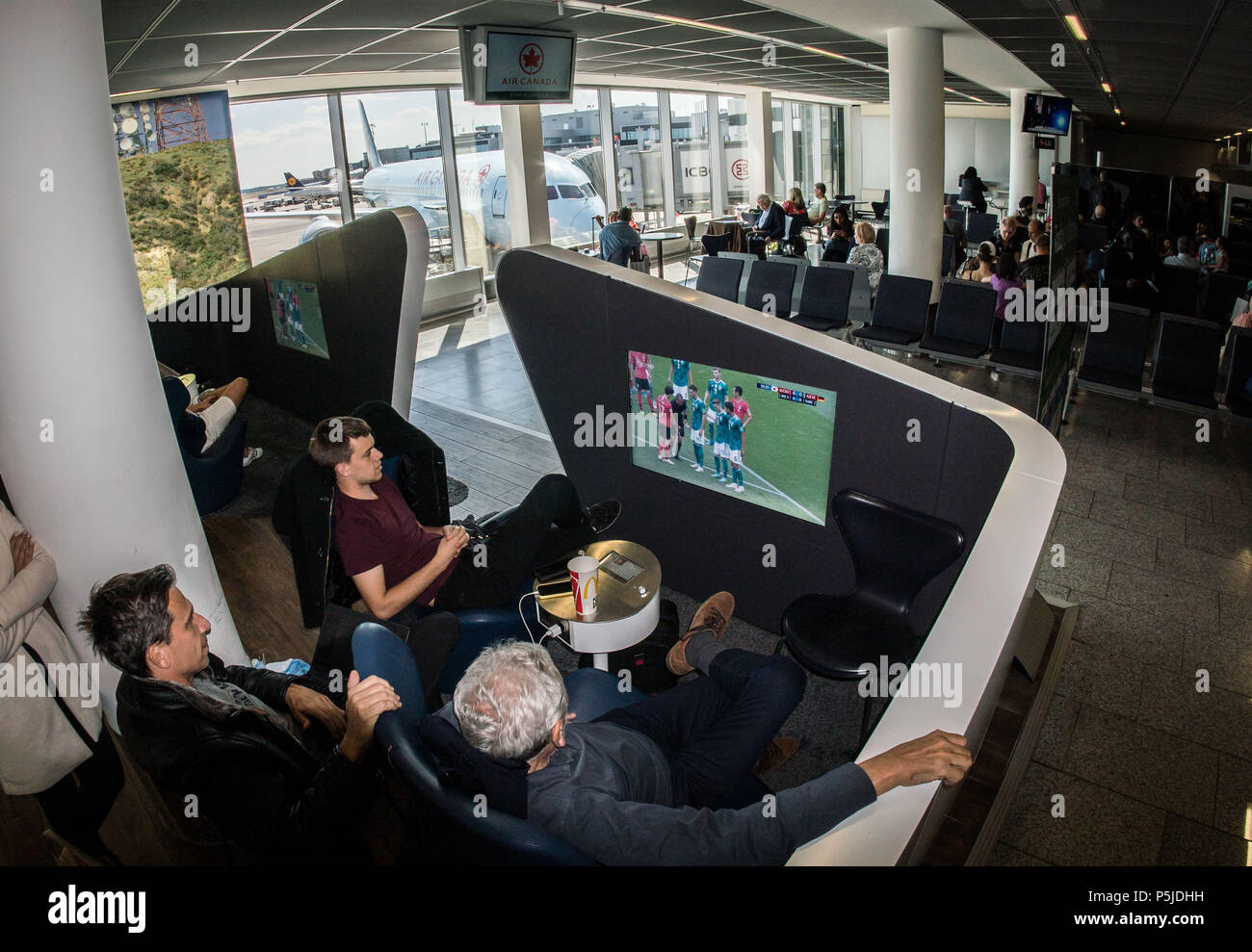 27 giugno 2018, Frankfurt am Main, Germania: Matias, Emiliano e Reinaldo da Buenos Aires sono in seguito la Coppa del Mondo di incontro tra la Germania e la Corea del Sud presso la zona di partenza prima di ritornare a casa. Tutti e tre erano alla Coppa del mondo incontro in Russia tra Argentina e Nigeria il giorno prima. Per gli appassionati di calcio possono almeno parzialmente, seguire la partita anche se il loro piano di volo collide con il gioco. Foto: Frank Rumpenhorst/dpa Foto Stock