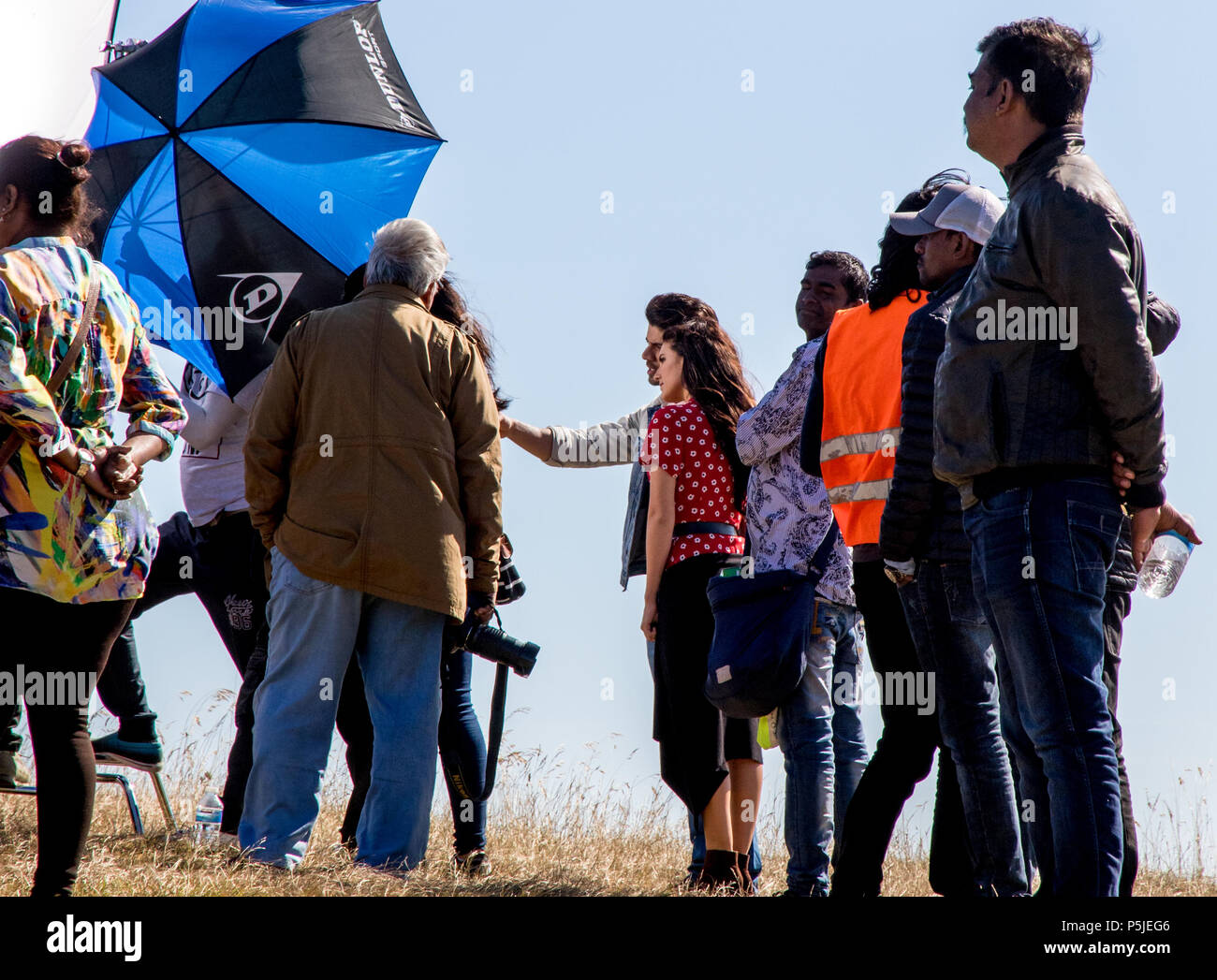 Beachy Head, Eastbourne, East Sussex, Regno Unito. Il 27 giugno 2018. Isabelle Kaif e Sooraj Pancholi riprese con la splendida South Downs del Sussex orientale in estate glorius sunshine Credito: Newspics Regno Unito Sud/Alamy Live News Foto Stock
