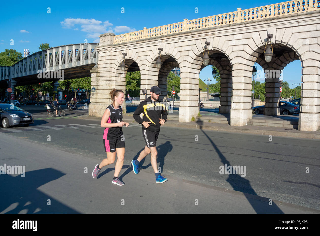 Parigi, Ile de France, Francia, 26th giugno 2018: Pont de Bercy con un treno che corre su una linea di metropolitana 6. Foto Stock