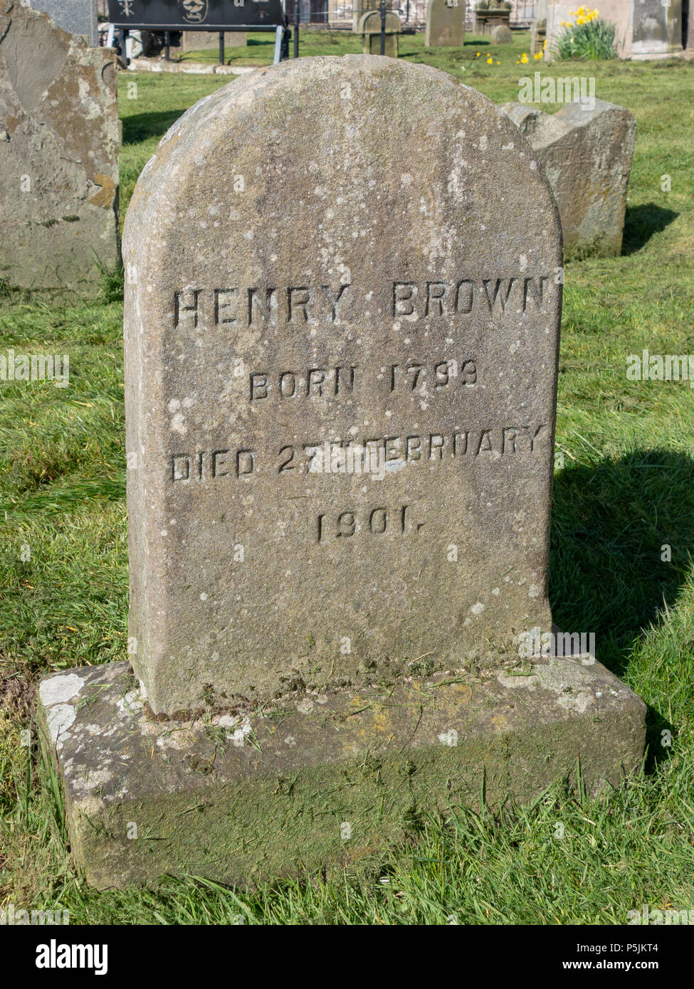 Lapide di Henry Brown, che visse per tre secoli, Auchtermuchty, Fife, Scozia, Regno Unito. Foto Stock