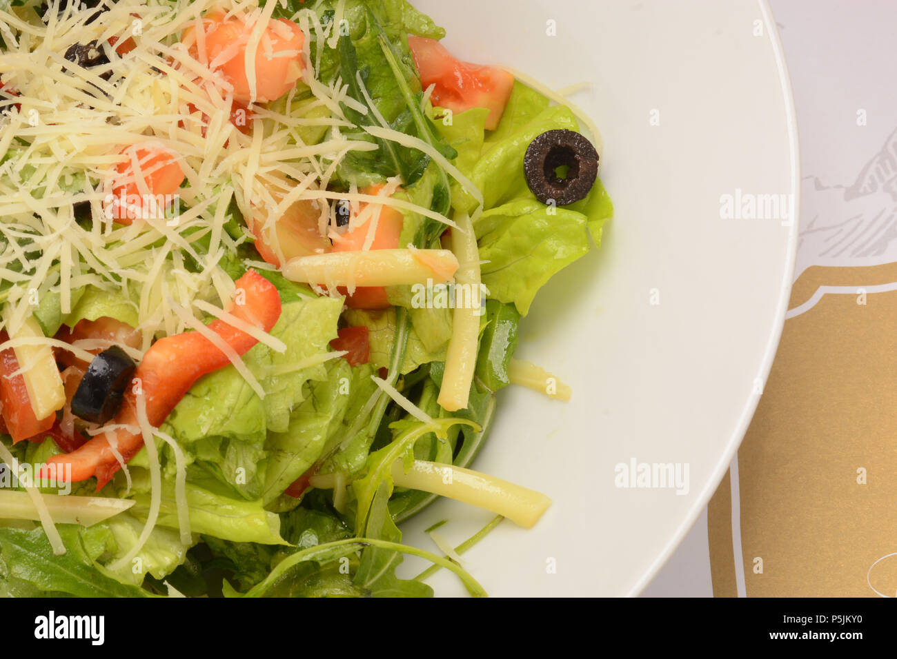 Con insalata di lattuga, formaggio, olive, il pepe e il pomodoro nella piastra bianca Foto Stock