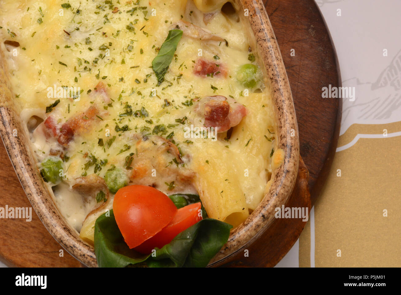 Penne alla salsa di pomodoro con carne di maiale, Mozzarella e formaggio cotto al forno in un tegame in forno Foto Stock