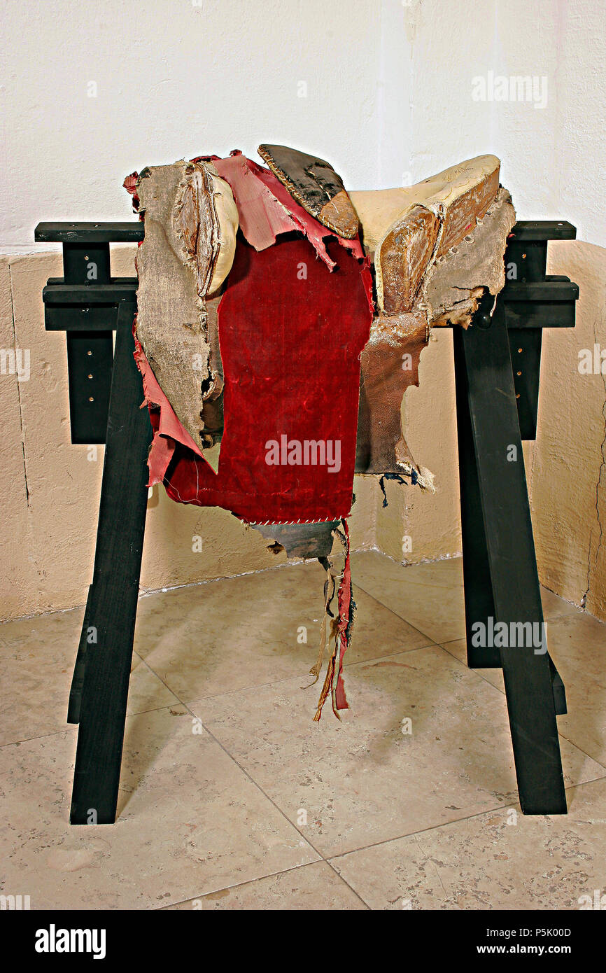 . Nota: per scopi documentali la descrizione originale è stato conservato. Correzioni fattuali e descrizioni alternative sono incoraggiati separatamente dalla descrizione originale. Bomsadel, LRK 7238. Bomsadel. Svenska: av Bomsadel scotto läder med siede av sämskskinn gult med stickningar av silkegarn gult. Helt överklädd med röd sammet. Rektangulära kappor fodrade med svartmålad väv. Tvådelad frambom, 460 mm allevati, 20 mm hög, på utsidan klädd med scotto läder, på insidan med gult sämskskinn samt stickningar av silkegarn gult. Bakbom låg, 510 mm allevati, 60 mm av hög utförande samma som frambommen Foto Stock