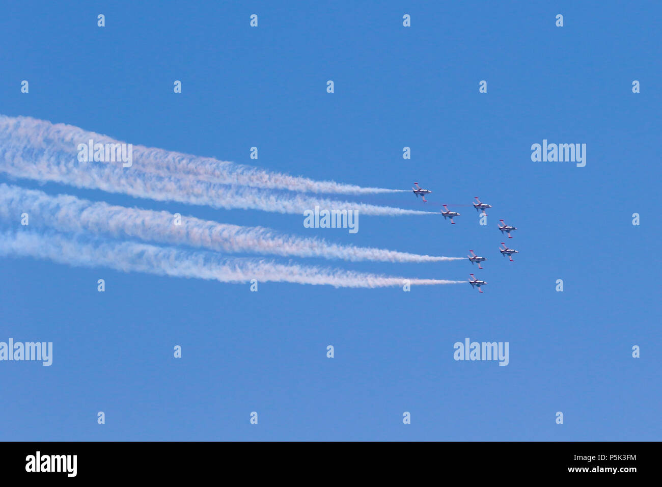 Azerbaigian. Il 26 giugno, 2018. Il aerobatic team di dimostrazione della Turkish Air Force "turchi stelle' eseguire durante la parata militare a Baku. Il 6 giugno 2018. Solenne parata militare svoltasi a Baku per contrassegnare centenario di Azerbaijani Forze Armate. Credito: Aziz Karimov/Pacific Press/Alamy Live News Foto Stock