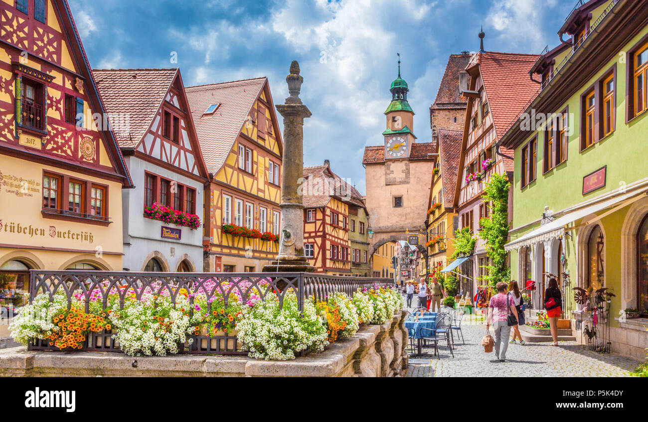 Bella vista da cartolina il famoso centro storico di Rothenburg ob der Tauber in una giornata di sole con cielo blu e nuvole in estate, Franconia, Bavaria Foto Stock