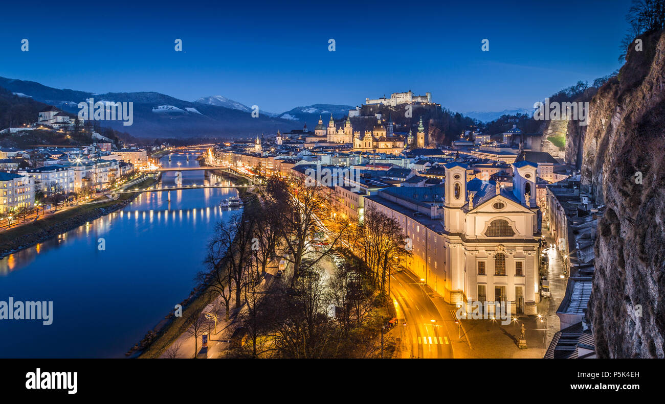 Vista panoramica del centro storico di Salisburgo con il Festung Hohensalzburg e il fiume Salzach durante l ora di blu, Salzburger Land, Austria Foto Stock