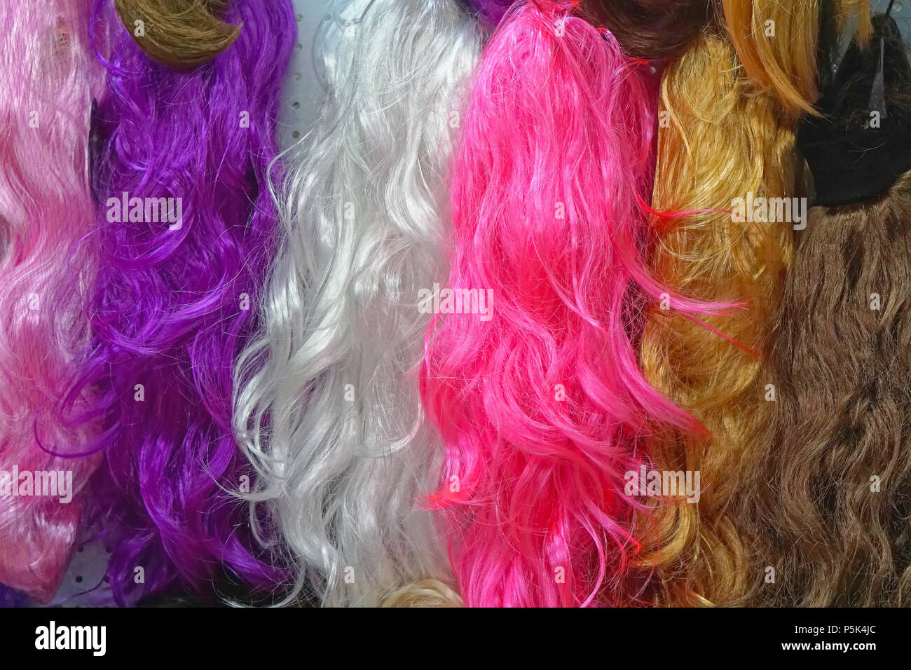 Sintetico colorato le estensioni di capelli per la vendita Foto Stock