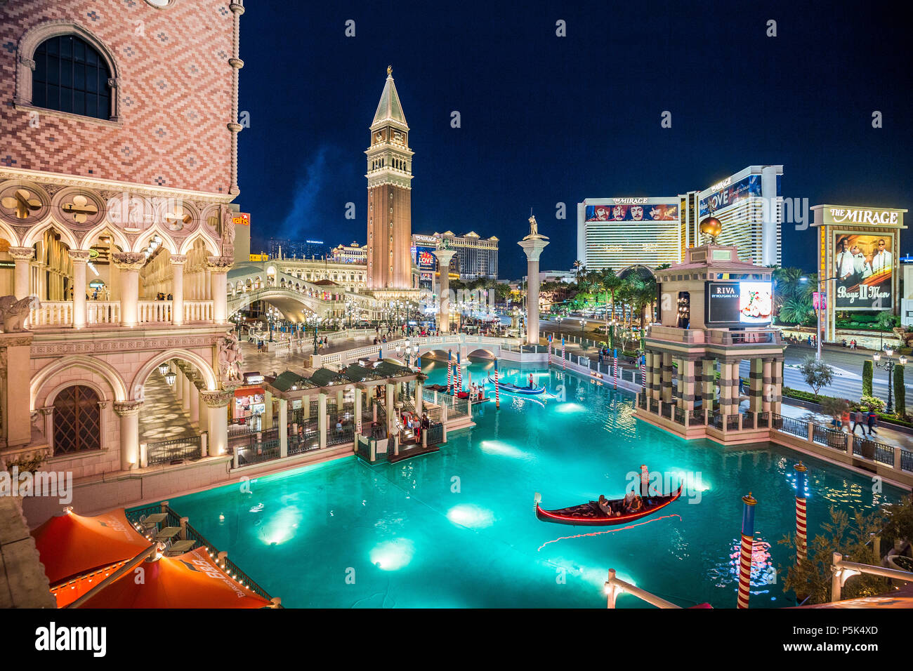 Il centro cittadino di Las Vegas con la famosa striscia e la veneziana e Mirage Resort Hotel illuminata di notte, Nevada Foto Stock