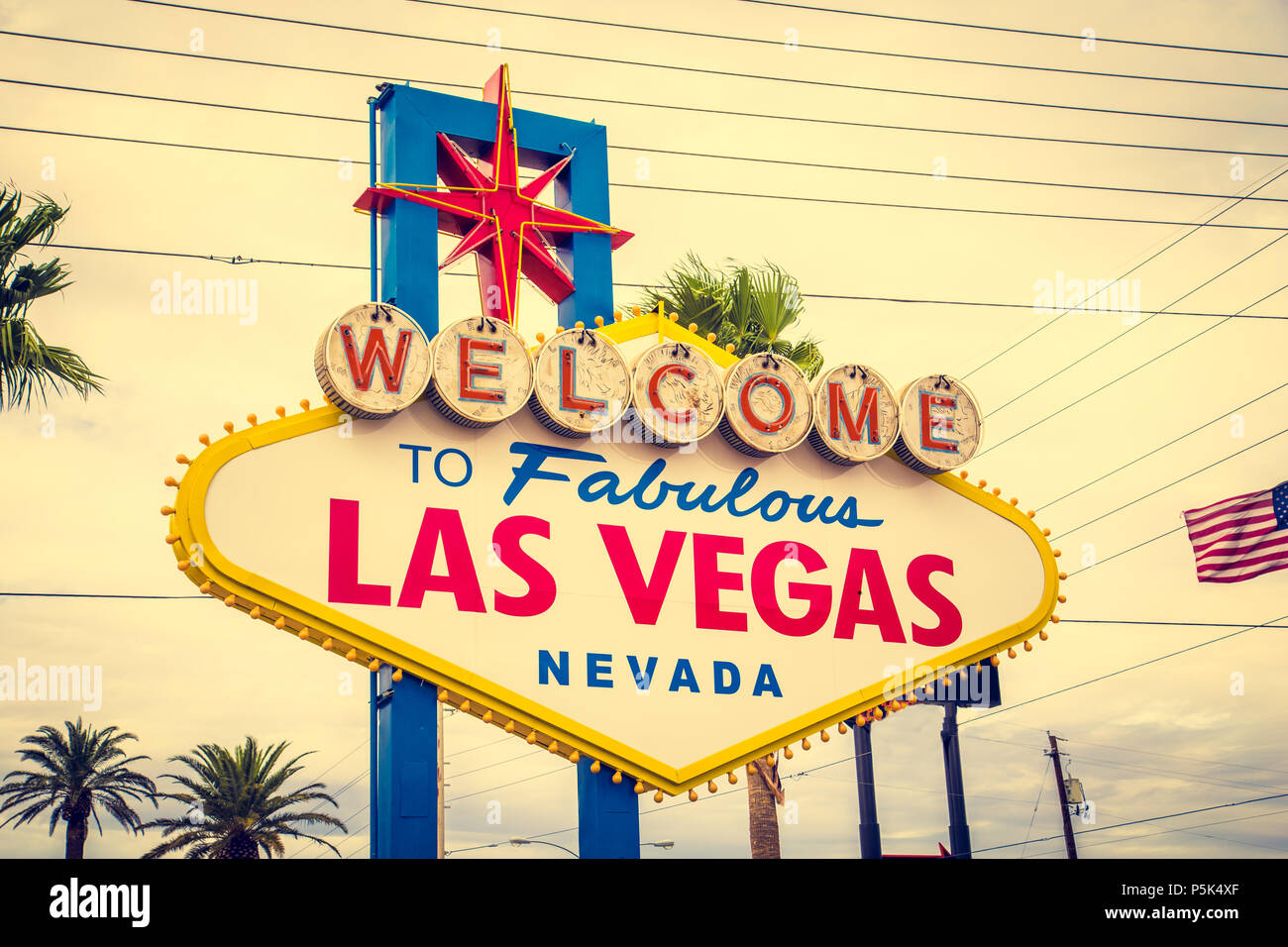 Visualizzazione classica di Benvenuto nella favolosa Las Vegas segno all'estremità sud della famosa Strip di Las Vegas su di una bella giornata di sole con retro vintage filtro Foto Stock
