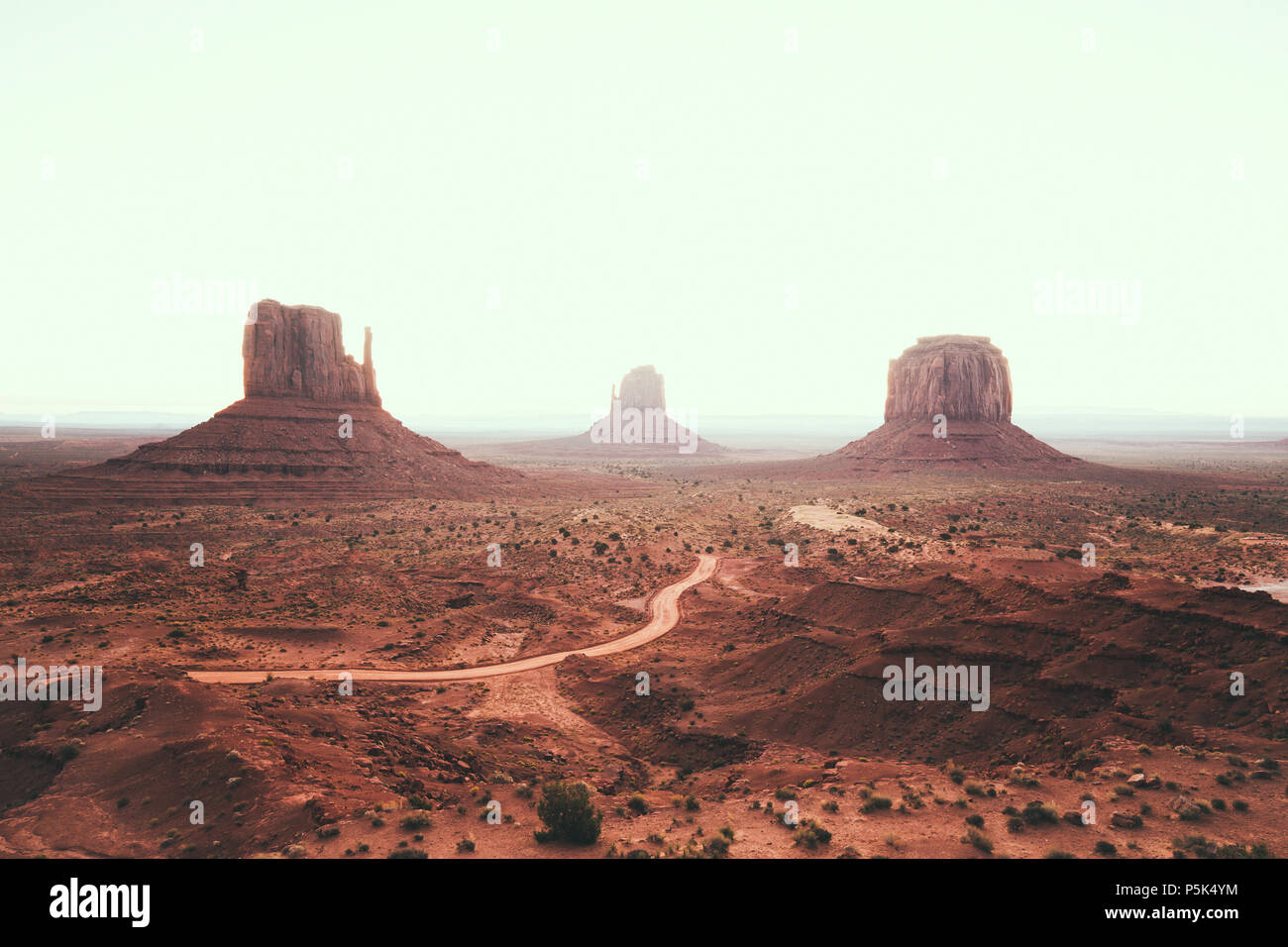 Visualizzazione classica di scenic Monument Valley con il famoso mezzoguanti e Merrick Butte in estate con retro vintage stile Instagram effetto filtro, Arizona Foto Stock