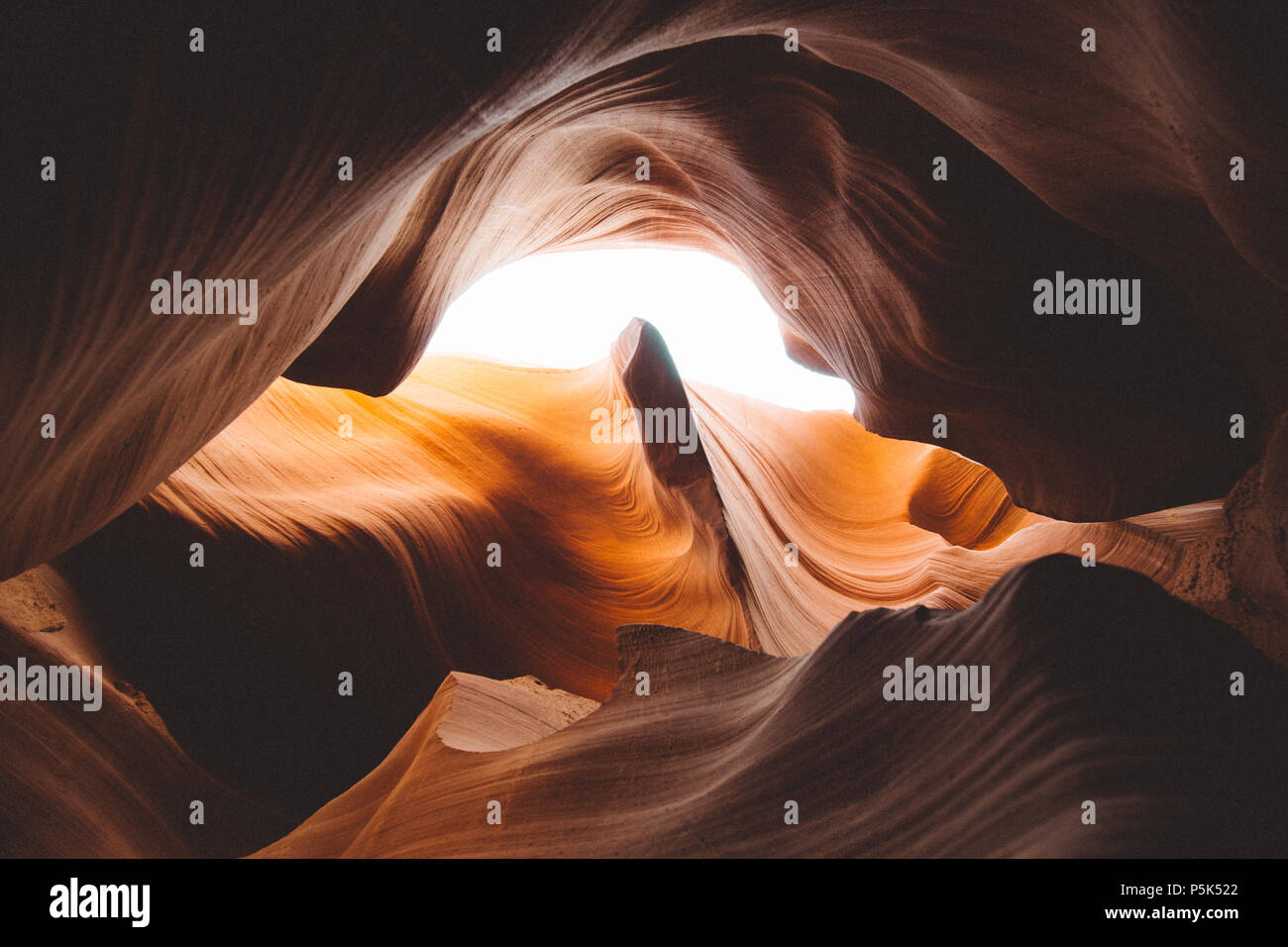 Splendido ampio angolo di visione di incredibili formazioni di arenaria nella famosa Antelope Canyon in una giornata di sole con cielo blu vicino alla città vecchia di pagina al Lago Pow Foto Stock
