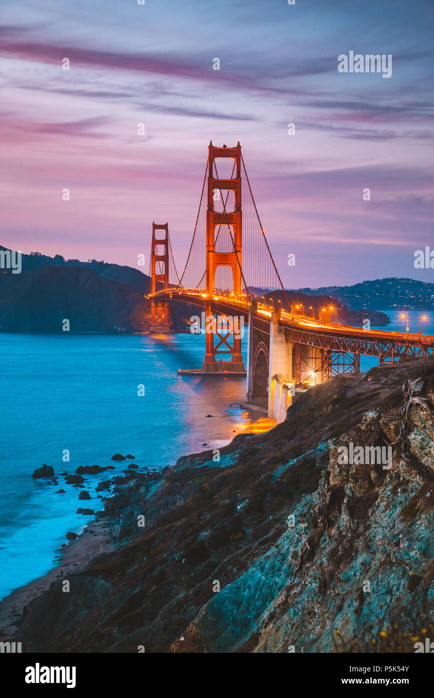 Classic vista panoramica del famoso Golden Gate Bridge visto da scenic Baker Beach in splendida post tramonto tramonto con cielo blu e nuvole al tramonto in Foto Stock