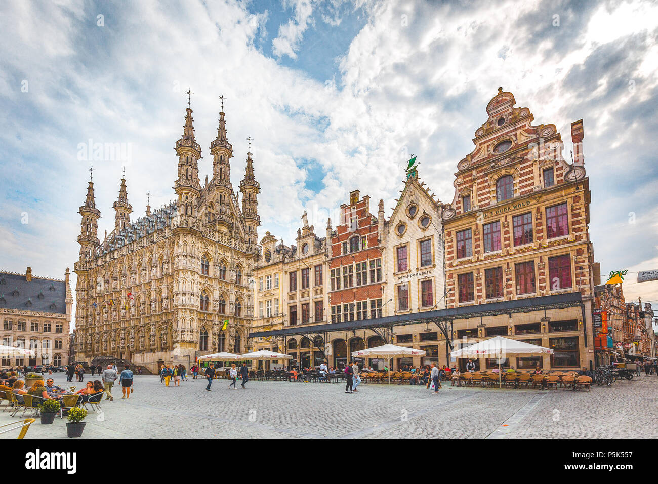Vista panoramica del centro storico di Lovanio in una bella giornata di sole con cielo blu e nuvole, la regione delle Fiandre, in Belgio Foto Stock