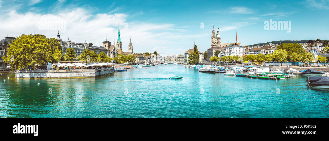 Vista panoramica del centro di Zurigo con le chiese e le barche sul bel fiume Limmat in estate, nel Cantone di Zurigo, Svizzera Foto Stock