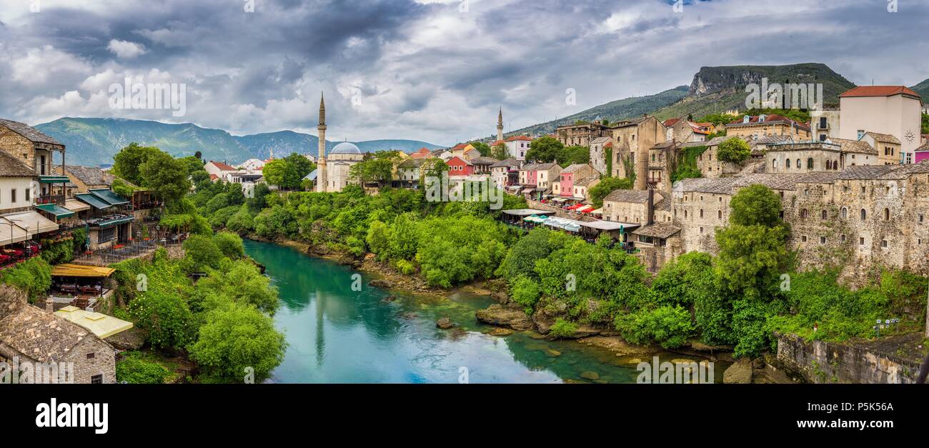 Panoramica vista aerea della città storica di Mostar con il famoso Ponte Vecchio (Stari Most), un sito Patrimonio Mondiale dell'UNESCO dal 2005, in un giorno di pioggia con Foto Stock