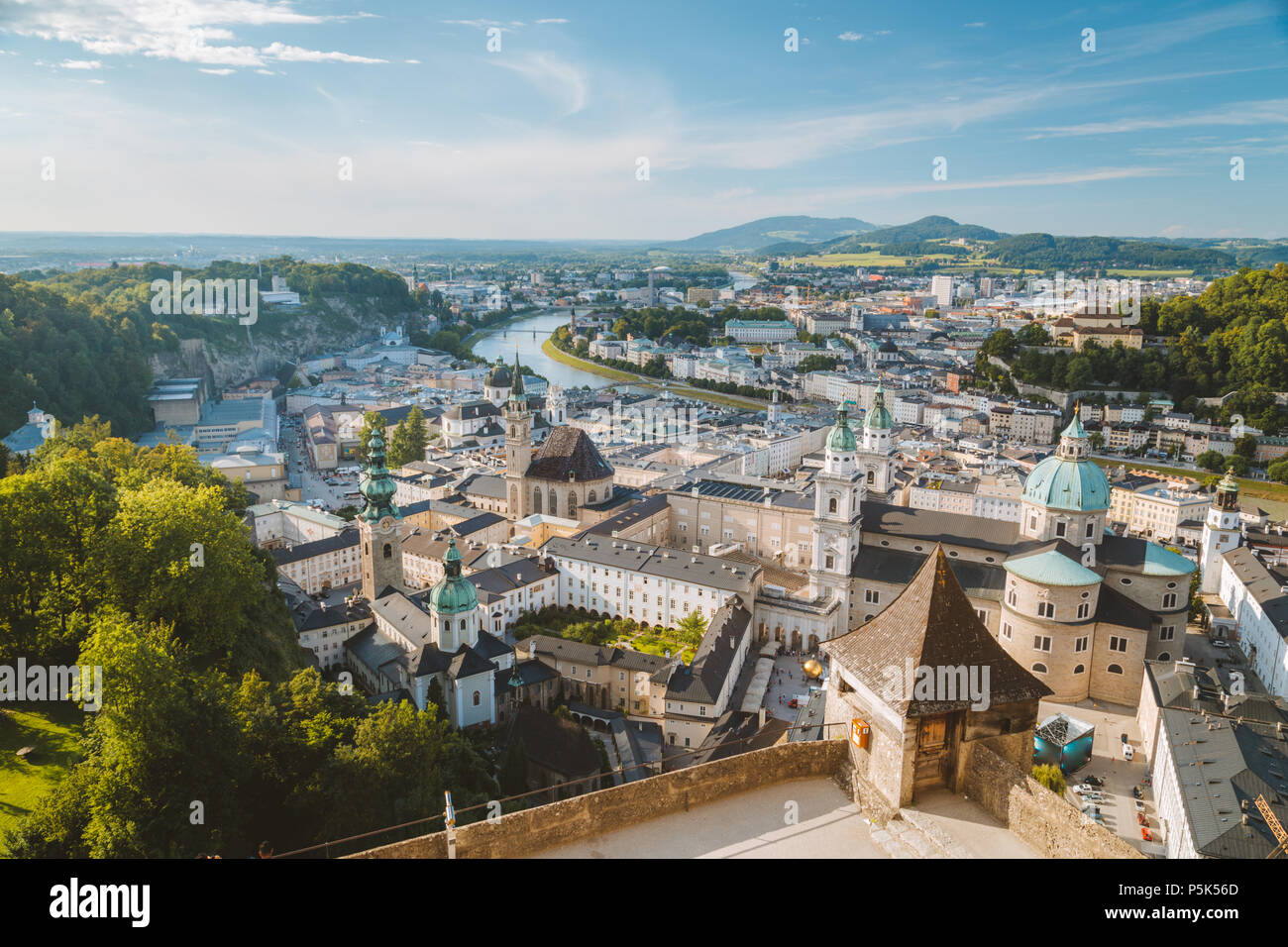 Vista aerea del centro storico della città di Salisburgo da Fortezza Hohensalzburg al tramonto in estate, Salzburger Land, Austria Foto Stock