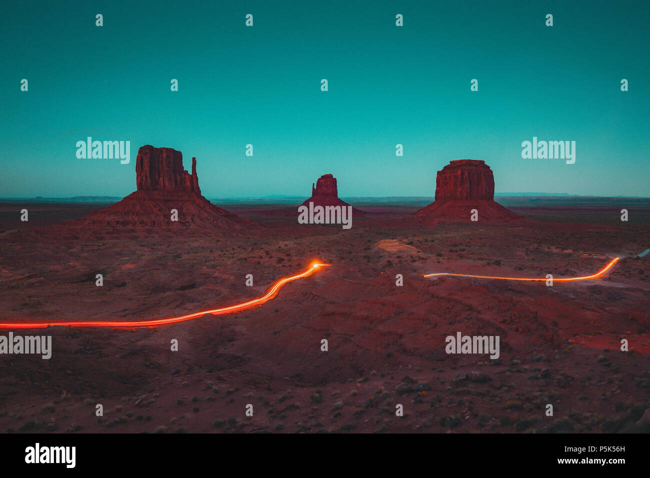 Visualizzazione classica di scenic Monument Valley con il famoso mezzoguanti e Merrick Butte con percorsi di luce durante la notte in estate, Arizona, Stati Uniti d'America Foto Stock