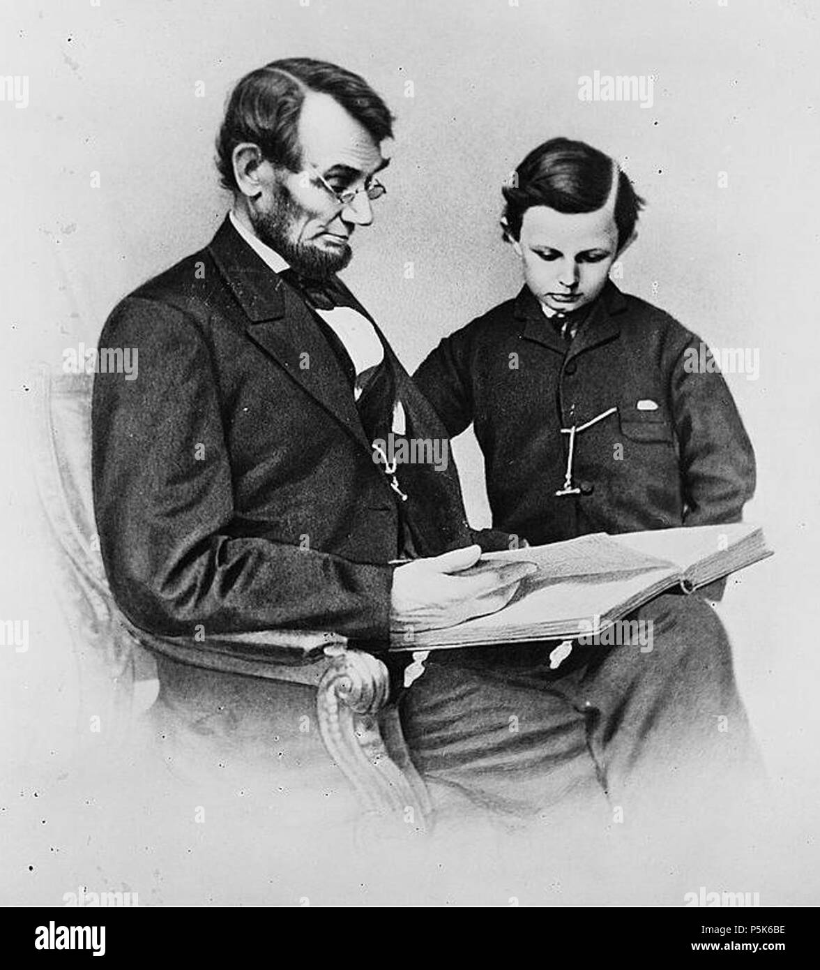 N/A. Inglese: Abraham Lincoln e suo figlio Tad guardando un album di fotografie. Ostenorf# O-93; Meserve# M-39 . Creato/Pubblicato: Washington, D.C. 9 febbraio 1864. Anthony Berger, fotografo. Brady Fotografico Nazionale Galleria d'arte (Washington, D.C.) 49 A&amp;TLincoln Foto Stock