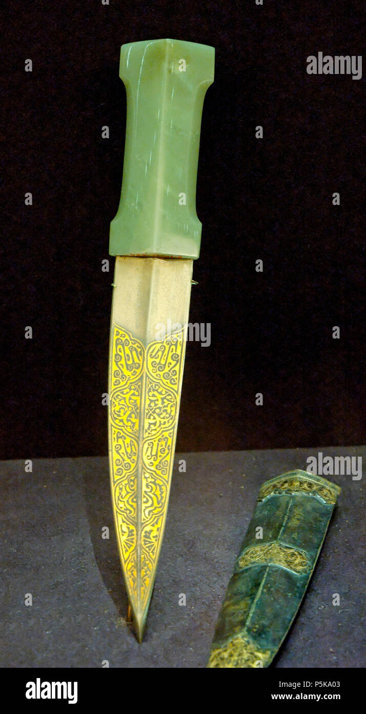 N/A. Inglese: pugnale e il suo fodero, India. Blade: acciaio Damasco intarsiato con oro; Elsa: jade; fodero: acciaio con inciso, inseguita e decorazioni dorate. Deutsch: Dolch und seine Schelda, Indien. Klinge: Damaszener Stahl mit Goldeinlage; Griff: Jade; Scheide: Stahl, dekoriert mit Gravuren, Ziselierarbeit und Vergoldung. Français : Poignard et son fourreau. Zoppi : acier damassé incrusté d'or ; manche : jade ; fourreau : acier à décor ciselé, doré et gravé. Român: Pumnal cu teac, arte mogul din India. . Il XVIII secolo. N/A 405 pugnale India Louvre signor13434 Foto Stock