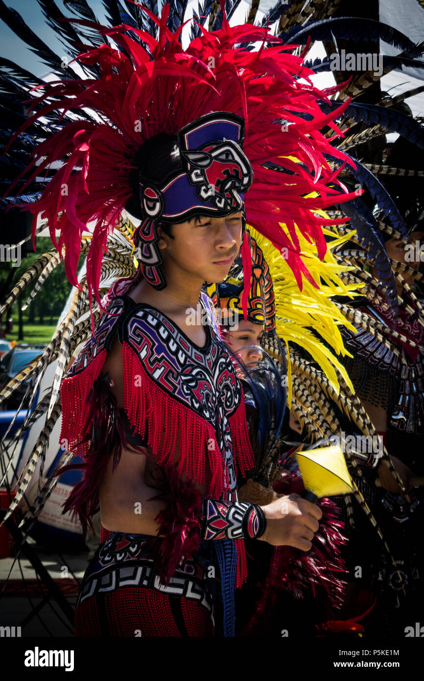 Zolfo, Oklahoma - 26 Maggio 2018: Giovani Native American boy vestito in pieno Aztec regalia si prepara ad effettuare presso il artesiano outdoor Arts Festival Foto Stock